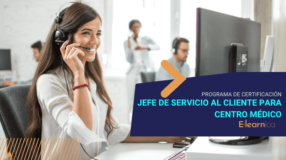 Agente de atención al cliente en centro médico con auriculares y ordenador.